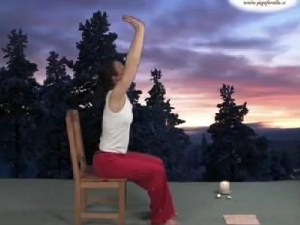 Kvinna sitter på stol och gör yoga