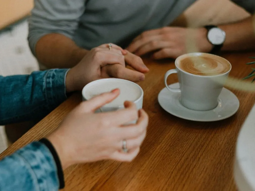 Händer och kaffekopp