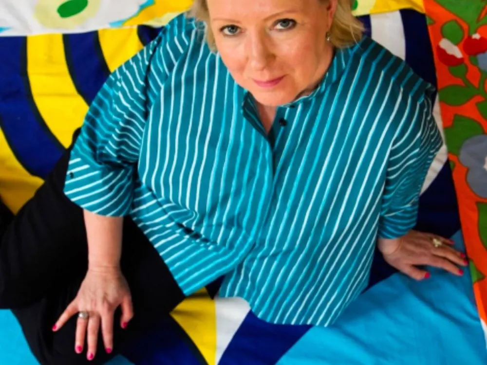 Kvinna och tygmönster