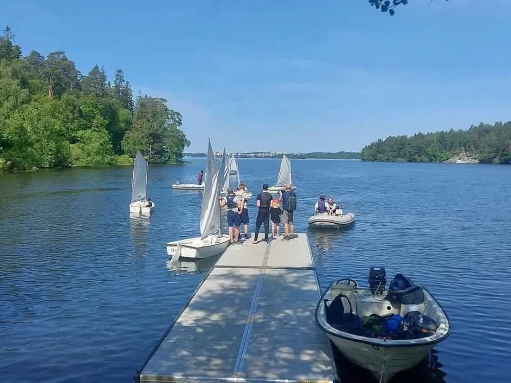 Segelbåtar vid brygga