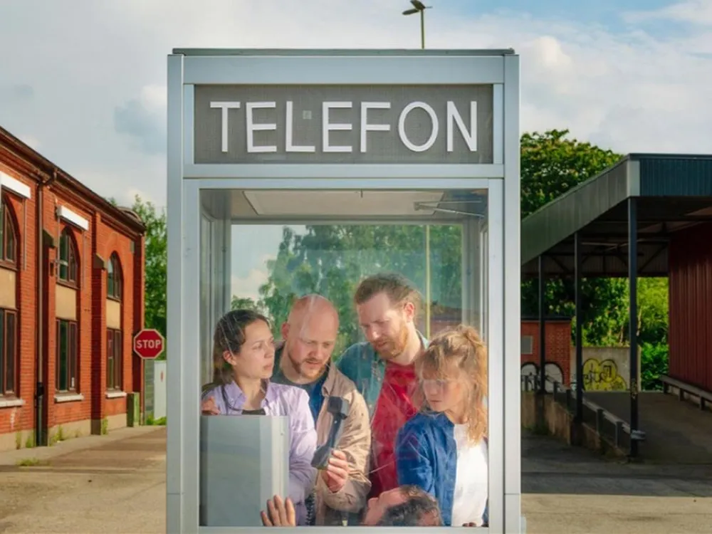 Personer i en telefonkiosk