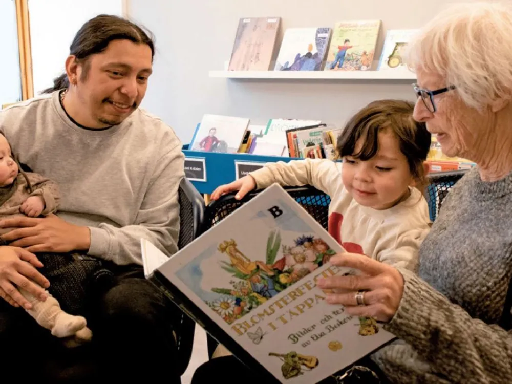 Fyra personer på bibliotek, tre generationer