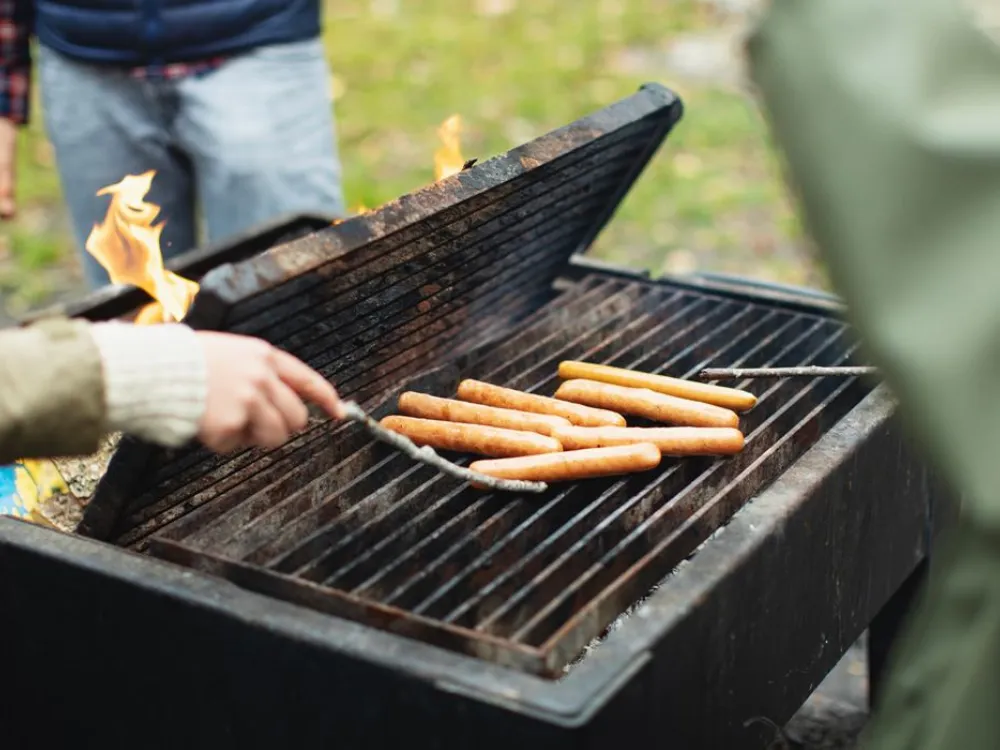 Grill med korvar
