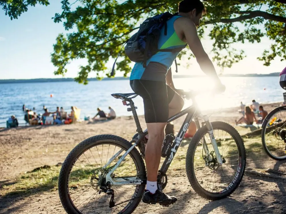 Cyklist vid sjö