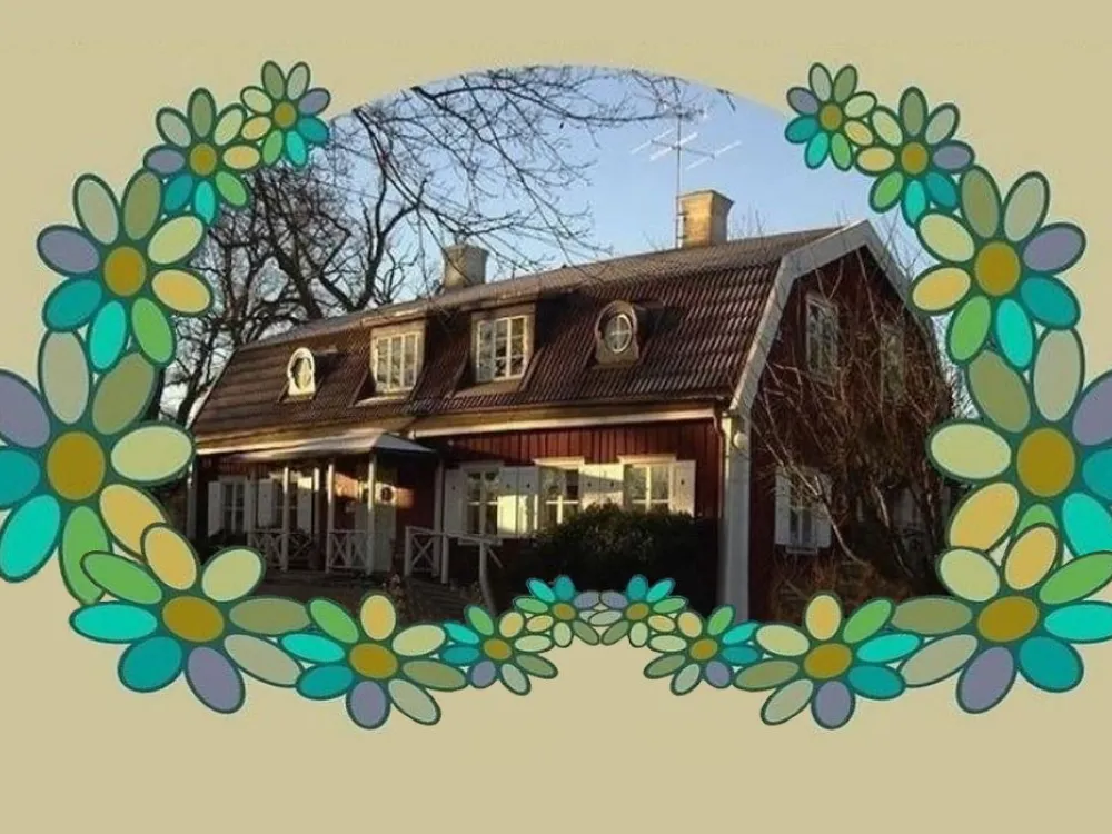 Bygdegård med blommor runtom