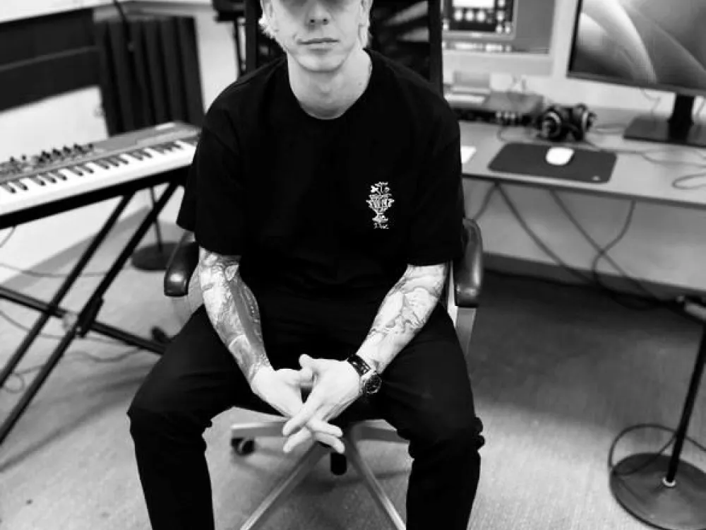 Kille i musikstudio