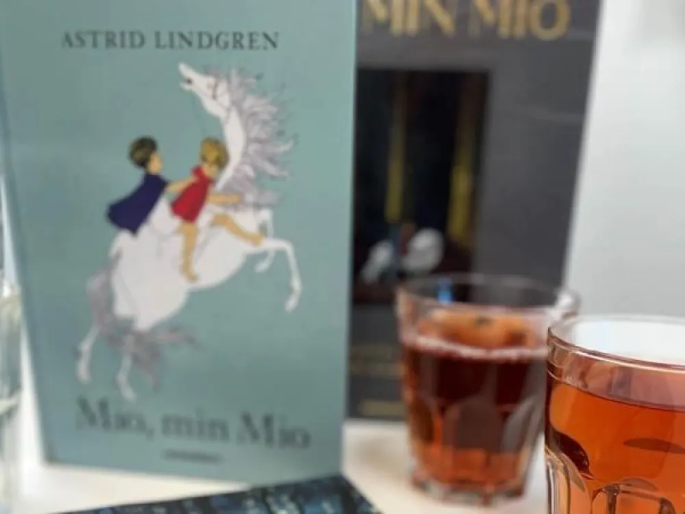 Saftglas och bok