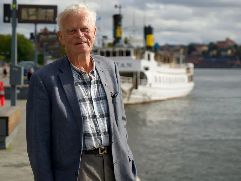 Man och skärgårdsbåt