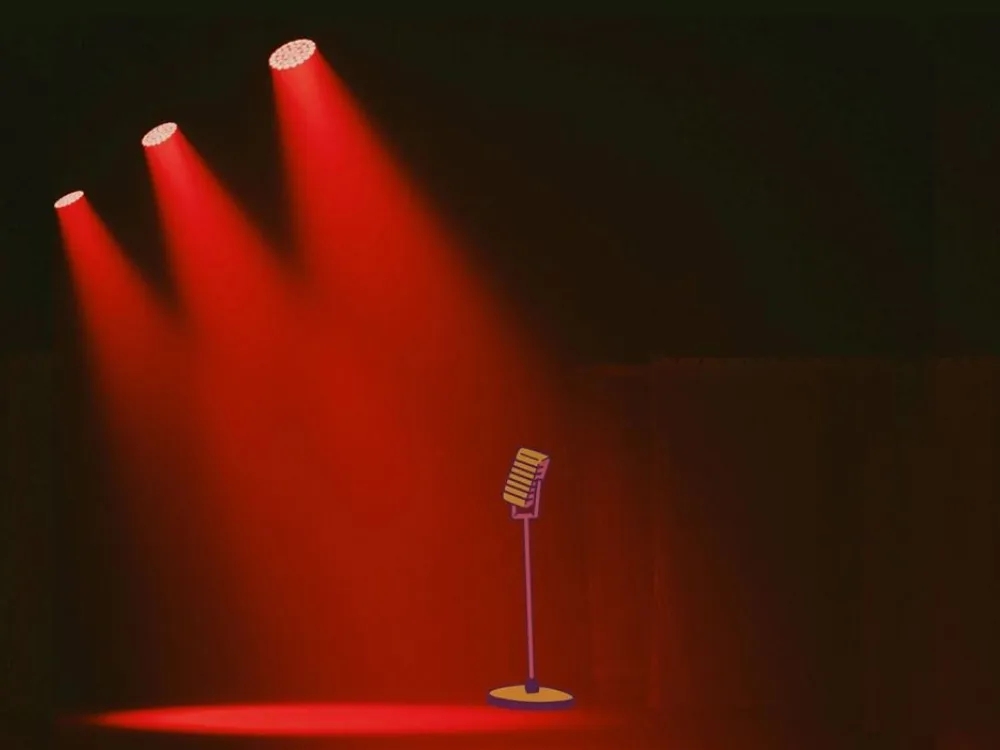 Tre strålkastare och en mikrofon