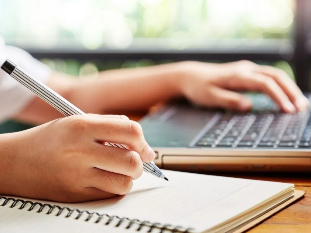 Hand som skriver