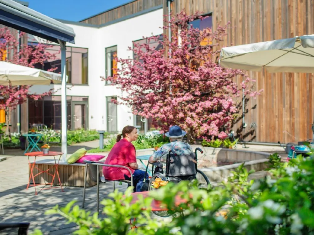 Två kvinnor nära huset Flottiljen