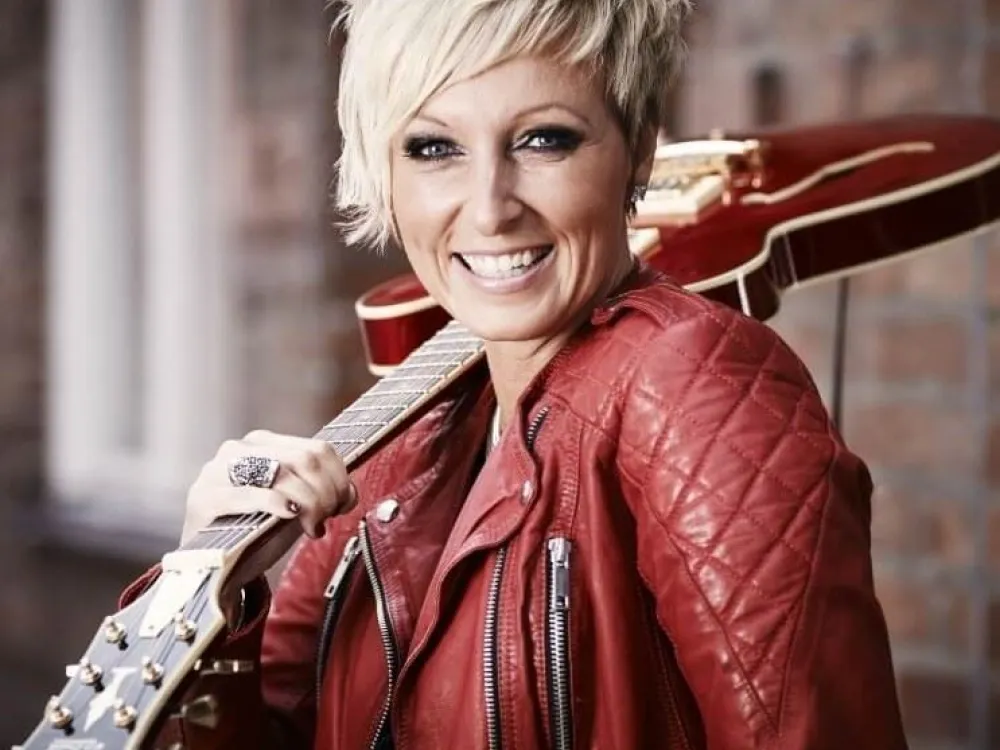 Kvinna med gitarr