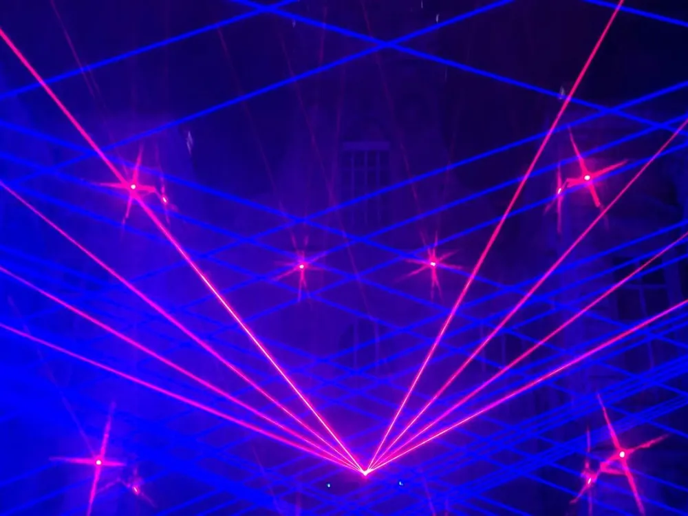 Laserstraålar i mörkt rum