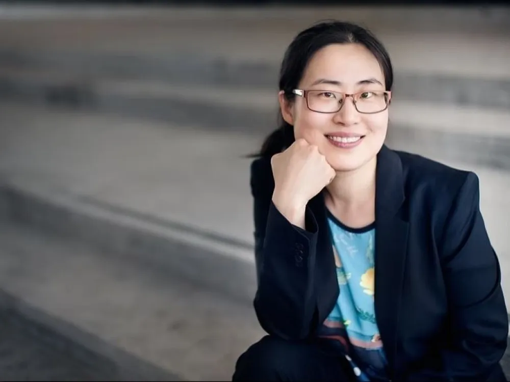 Foto: Juliana Fälldin Kvinna sitter i trappa