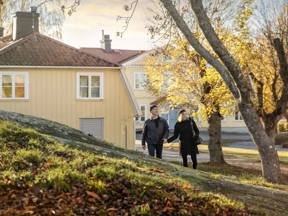 Man och kvinna utanför Skälby gård