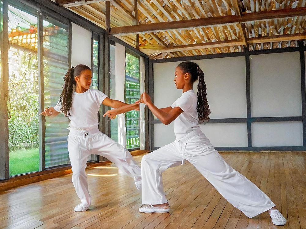 Tjejer tränar capoeira