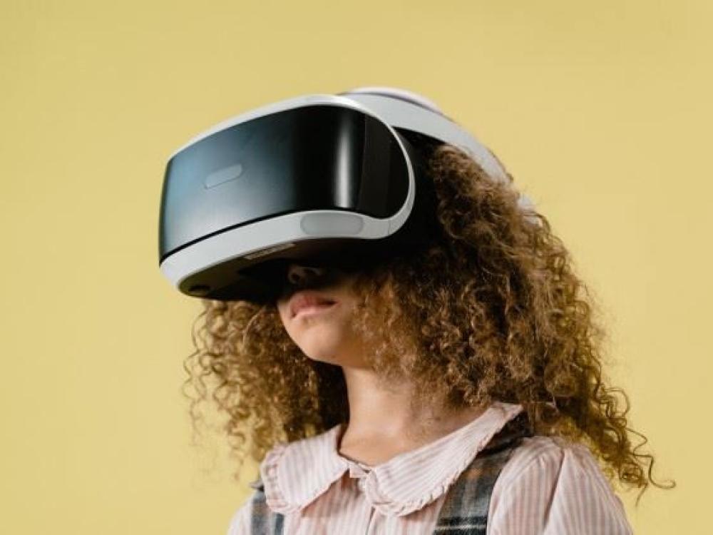 Flicka med VR-glasögon