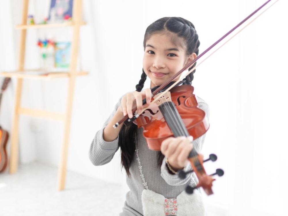 Flicka spelar fiol