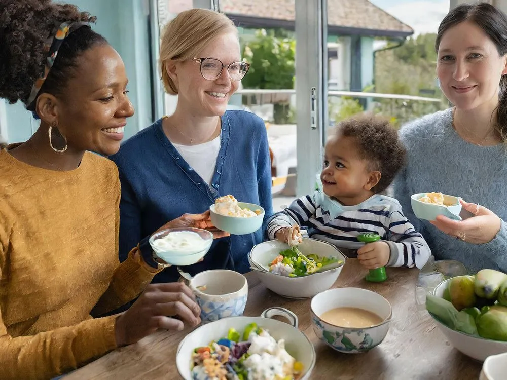 Flera personer äter lunch